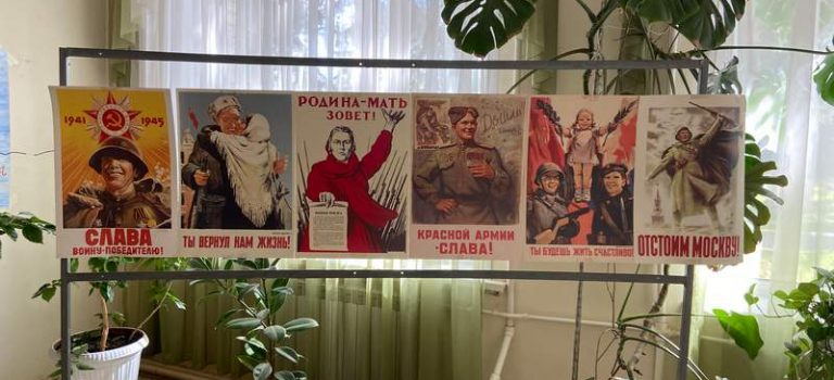 Выставка рисунков и плакатов, посвященных Дню Победы