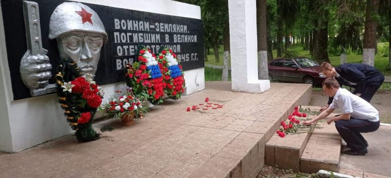 Возложение цветов к мемориалу погибшим в годы Великой Отечественной войны землякам-воскресенцам