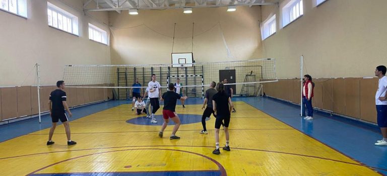 Товарищеская встреча по волейболу: студенты колледжа -сотрудники филиала «ВМУ» АО «ОХК «Уралхим»